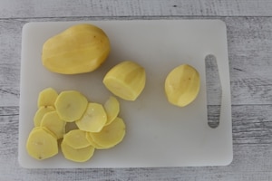 Preparazione Sfogliata di patate al formaggio con erbe aromatiche - Fase 1