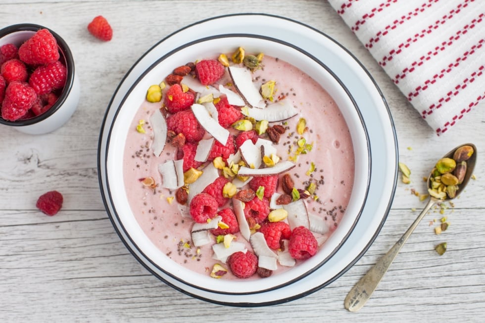 Smoothie bowl ai lamponi, banana e pistacchi  ricetta