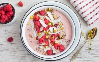 Smoothie bowl ai lamponi, banana e pistacchi  Smoothie bowl ai lamponi, banana e pistacchi