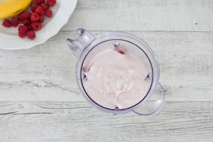 Preparazione Smoothie bowl ai lamponi, banana e pistacchi  - Fase 1