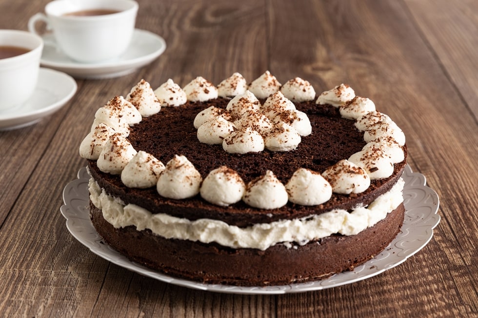 Torta al cacao con crema al latte ricetta