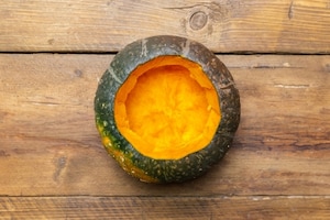 Preparazione Zucca al forno ripiena di formaggi - Fase 2