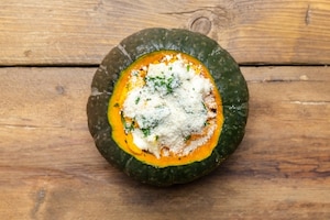 Preparazione Zucca al forno ripiena di formaggi - Fase 4