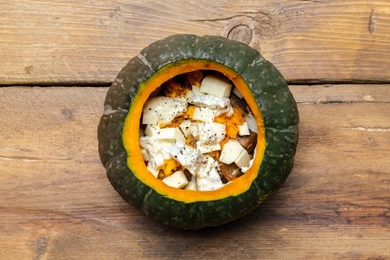 Preparazione Zucca al forno ripiena di formaggi - Fase 3