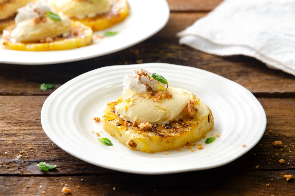 Ananas grigliato con gelato e amaretti ricetta