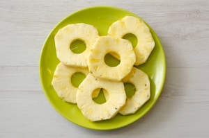 Preparazione Ananas grigliato con gelato e amaretti - Fase 1