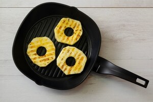 Preparazione Ananas grigliato con gelato e amaretti - Fase 1