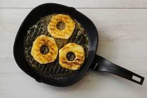 Preparazione Ananas grigliato con gelato e amaretti - Fase 2