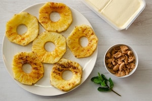 Preparazione Ananas grigliato con gelato e amaretti - Fase 2