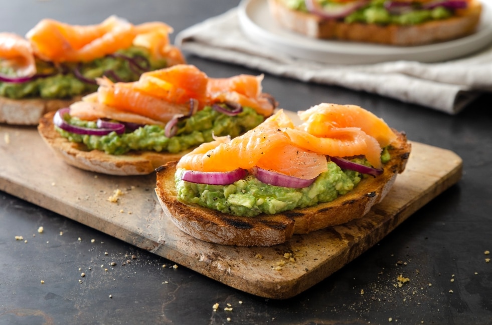 Avocado toast al salmone ricetta