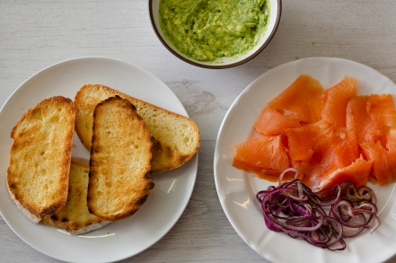 Preparazione Avocado toast al salmone - Fase 2 Preparazione Avocado toast al salmone - Fase 2