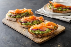 Preparazione Avocado toast al salmone - Fase 3