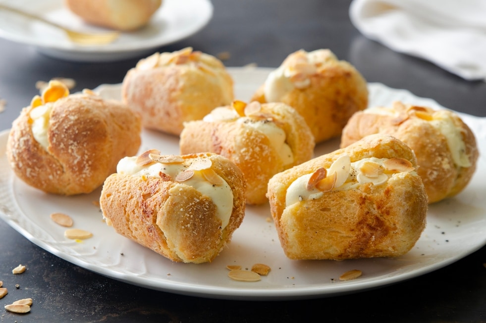 Babà salati alla crema di mandorle e parmigiano ricetta