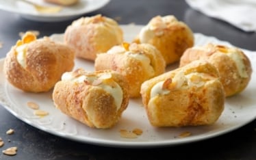 Babà salati alla crema di mandorle e parmigiano