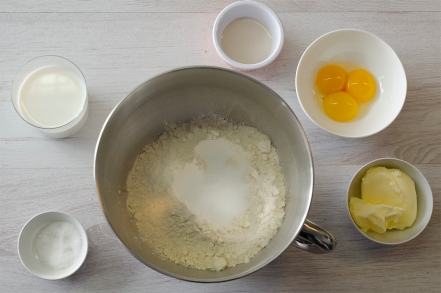 Preparazione Babà salati alla crema di mandorle e parmigiano - Fase 1 Preparazione Babà salati alla crema di mandorle e parmigiano - Fase 1