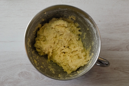 Preparazione Babà salati alla crema di mandorle e parmigiano - Fase 1 Preparazione Babà salati alla crema di mandorle e parmigiano - Fase 1