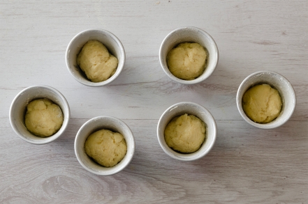 Preparazione Babà salati alla crema di mandorle e parmigiano - Fase 2 Preparazione Babà salati alla crema di mandorle e parmigiano - Fase 2