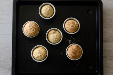 Preparazione Babà salati alla crema di mandorle e parmigiano - Fase 2 Preparazione Babà salati alla crema di mandorle e parmigiano - Fase 2