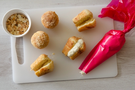 Preparazione Babà salati alla crema di mandorle e parmigiano - Fase 4 Preparazione Babà salati alla crema di mandorle e parmigiano - Fase 4
