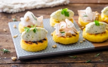 Canapè di crostini grigliati di polenta bigusto