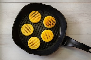 Preparazione Canapè di crostini grigliati di polenta bigusto - Fase 4