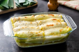 Preparazione Cannelloni di porri ripieni con patate e salame - Fase 4