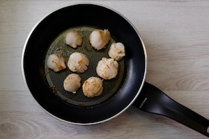 Preparazione Capesante al brandy e burro alle erbe - Fase 2