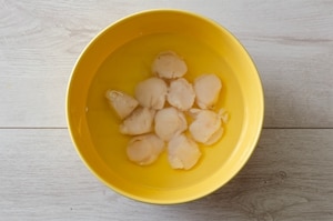 Preparazione Capesante e gamberi con capperini e cranberries - Fase 1