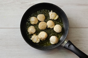 Preparazione Capesante e gamberi con capperini e cranberries - Fase 2