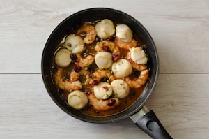 Preparazione Capesante e gamberi con capperini e cranberries - Fase 4