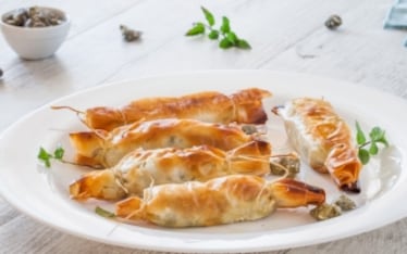 Caramelle di pasta fillo ripiene di palamita, capperi e olive
