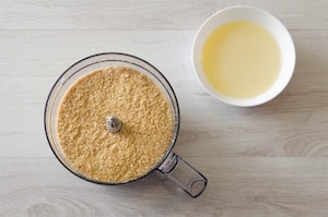 Preparazione Cheesecake salata con asparagi e robiola - Fase 1