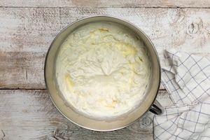 Preparazione Christmas cake di panettone - Fase 2