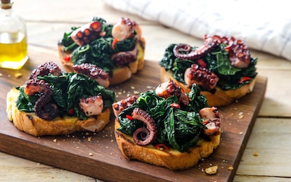 Crostoni con polpo scottato e cavolo nero