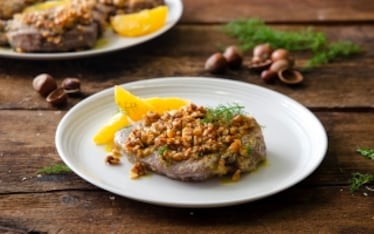 Filetto in crosta di nocciole con riduzione all’arancia e rum