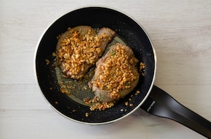 Preparazione Filetto in crosta di nocciole con riduzione all’arancia e rum - Fase 1