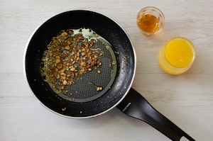 Preparazione Filetto in crosta di nocciole con riduzione all’arancia e rum - Fase 2