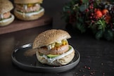 Fishburger di salmone al lime e pepe rosa 