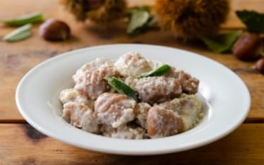 Gnocchi di castagne alla crema di latte e salvia