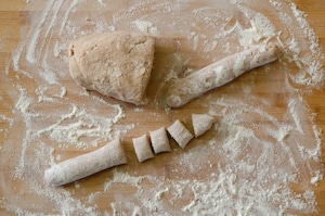 Preparazione Gnocchi di castagne alla crema di latte e salvia - Fase 2