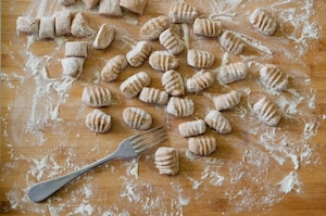 Preparazione Gnocchi di castagne alla crema di latte e salvia - Fase 2