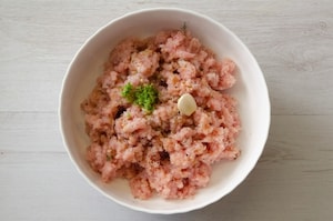 Preparazione Hamburger di tacchino marinato al lime con cuore filante di cheddar - Fase 1