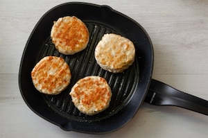 Preparazione Hamburger di tacchino marinato al lime con cuore filante di cheddar - Fase 2