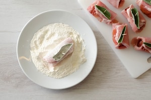 Preparazione Involtini di maiale allo speck, salvia e birra - Fase 2