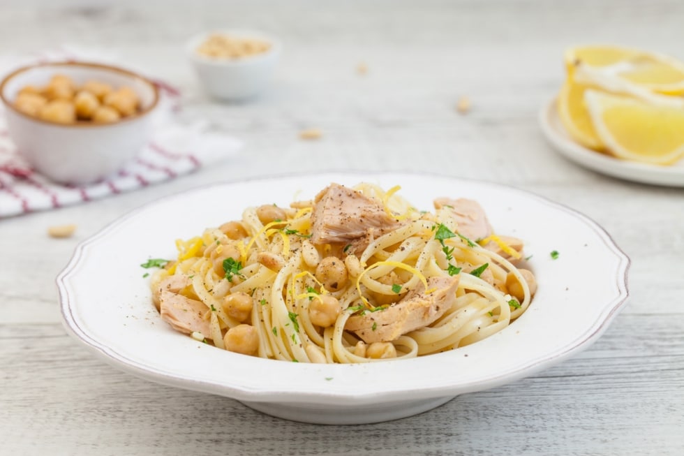 Linguine con tonno, ceci, pinoli e limone ricetta