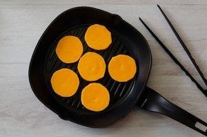 Preparazione Millefoglie di zucca grigliata con burrata e nocciole - Fase 1