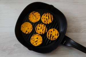 Preparazione Millefoglie di zucca grigliata con burrata e nocciole - Fase 1