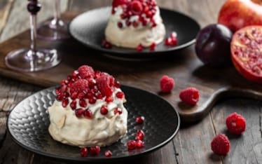 Mini pavlove al melograno, lamponi e profumo d’arancia 