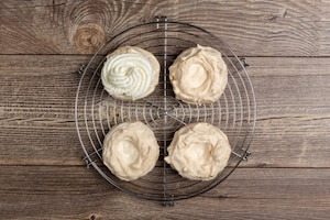 Preparazione Mini pavlove al melograno, lamponi e profumo d’arancia  - Fase 3