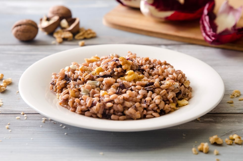 Orzotto al radicchio, gorgonzola e noci  ricetta